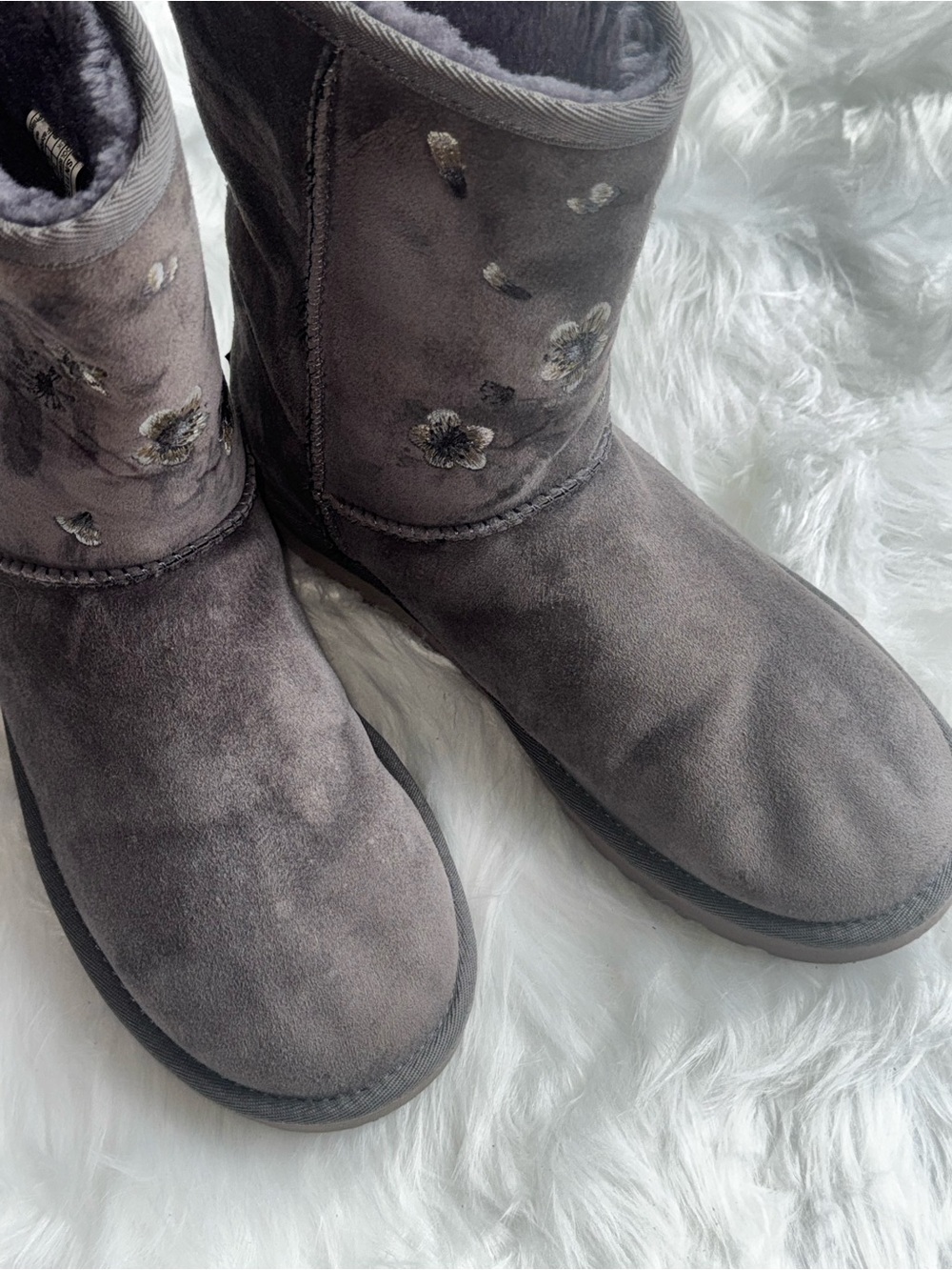 UGG Women’s Classic Short Blossom Boot Gray Floral Design Size 10 - Picture 3 of 11